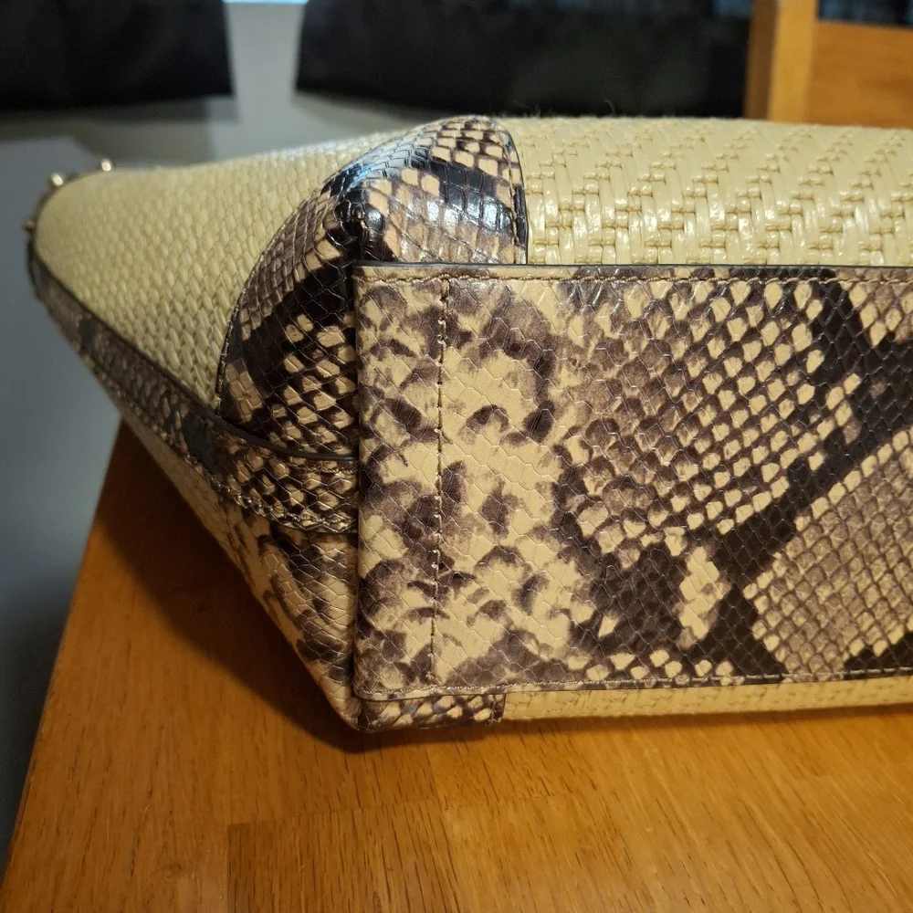 Michael Kors Izzy Meduim Fan Straw Tote - Picture 11 of 16